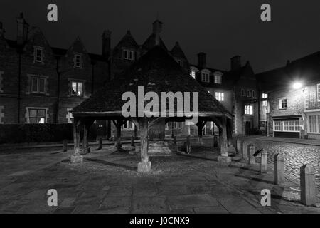 Die hölzernen Buttercross in der Nacht, Marktgemeinde Oakham, Rutland County, England, Großbritannien; UK Stockfoto