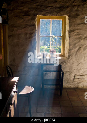 Neues Licht durch alte Fenster, traditionellen Bauernhaus Stockfoto