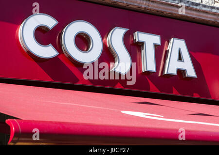 KENDAL, UK - 4. April 2017: Eine Nahaufnahme des Costa Firmenlogos auf eines ihrer Coffee-Shops in der Stadt Kendal in Cumbria, England, am 4. April 2017 Stockfoto