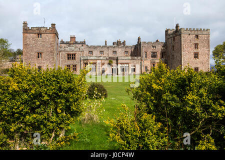 Ein Blick auf Muncaster Castle im Lake District in Cumbria, UK. Stockfoto