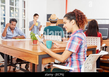 Start Team in coworking Office sharing-Arbeitsplatz Stockfoto