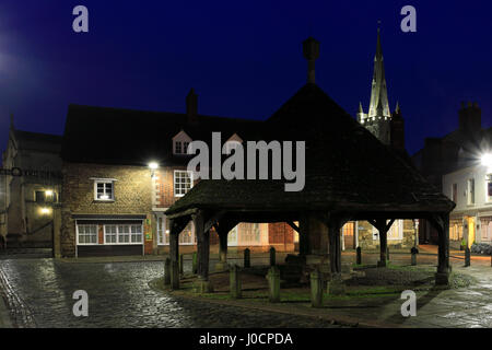 Die hölzernen Buttercross in der Nacht, Marktgemeinde Oakham, Rutland County, England, Großbritannien; UK Stockfoto