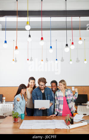 Erfolgreiches Startup Team feiert mit geballten Fäusten als Gruppe Stockfoto