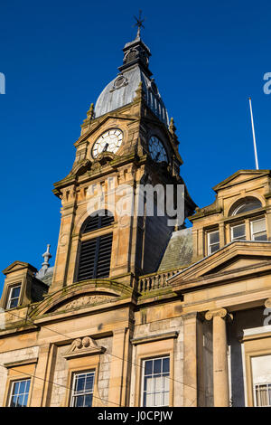 Ein Blick auf die prachtvolle Architektur des Kendal Town Hall in der historischen Stadt Kendal in Cumbria, UK. Stockfoto