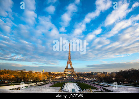 Blick auf den Eiffelturm vom Place du Trocadéro in Paris, Frankreich Stockfoto