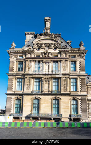 Der Pavillon de Flore ist Teil des Palais du Louvre und steht am Nordende des Pont Royal, Paris, Frankreich. Stockfoto