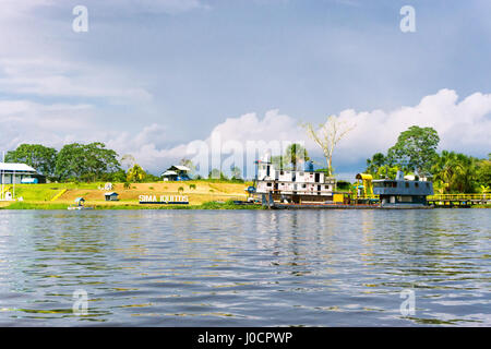 Stadt von Sima am Ufer des Amazonas-Flusses in der Nähe von Iquitos, Peru Stockfoto