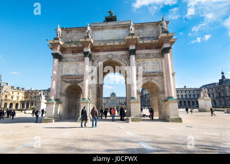 L ' Arc du Triomphe du Carrousel befindet sich zwischen dem Louvre und der Jardin des Tuileries, Paris, Frankreich. Stockfoto