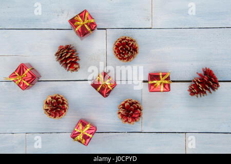 Erhöhte Ansicht aus einer Sammlung von Weihnachtsschmuck auf einem hölzernen Hintergrund Stockfoto