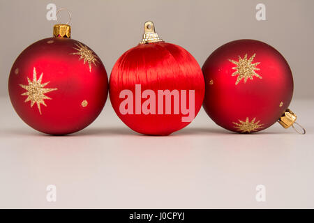 Nahaufnahme von roten Weihnachtskugeln Stockfoto