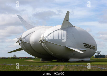 Cardington, Bedfordshire, UK. 11. April 2017. Der Hybrid Air Fahrzeuge Airlander 10 ist die neue Mobile Mooring Mast (MMM), eine integrierte Kettenfahrzeug und Ankermastes, wodurch es leichter zu kontrollieren und die Airlander "zurückschieben" festgemacht beim Manövrieren es um den Flugplatz. Das Flugzeug soll es ist 2017 Flugerprobungsprogramm in diesem Monat beginnen. Ein Auxiliary Landing System (ALS) wurde hinzugefügt, wodurch das Flugzeug sicher zu landen, auf eine größere Reichweite der Landung Winkel. Bildnachweis: Mick Flynn/Alamy Live-Nachrichten Stockfoto