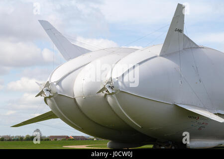 Cardington, Bedfordshire, UK. 11. April 2017. Der Hybrid Air Fahrzeuge Airlander 10 ist die neue Mobile Mooring Mast (MMM), eine integrierte Kettenfahrzeug und Ankermastes, wodurch es leichter zu kontrollieren und die Airlander "zurückschieben" festgemacht beim Manövrieren es um den Flugplatz. Das Flugzeug soll es ist 2017 Flugerprobungsprogramm in diesem Monat beginnen. Ein Auxiliary Landing System (ALS) wurde hinzugefügt, wodurch das Flugzeug sicher zu landen, auf eine größere Reichweite der Landung Winkel. Bildnachweis: Mick Flynn/Alamy Live-Nachrichten Stockfoto