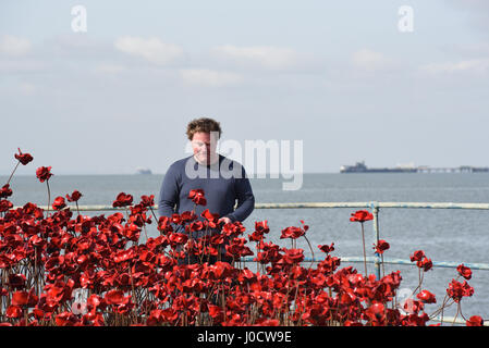 Mohnblumen: Welle ist einer von zwei Teilen der Kunstinstallation „Blood Swept Lands and Seas of Red“. Der Künstler des Werkes Paul Cummins eröffnete heute die Wave-Sektion am Barge Pier in Shoeburyness, Essex, Großbritannien Stockfoto