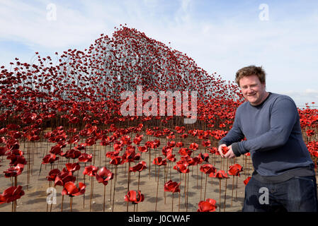 Mohnblumen: Welle ist einer von zwei Teilen der Kunstinstallation „Blood Swept Lands and Seas of Red“. Der Künstler des Werkes Paul Cummins eröffnete heute die Wave-Sektion am Barge Pier in Shoeburyness, Essex, Großbritannien Stockfoto