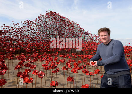 Mohnblumen: Welle ist einer von zwei Teilen der Kunstinstallation „Blood Swept Lands and Seas of Red“. Der Künstler des Werkes Paul Cummins eröffnete heute die Wave-Sektion am Barge Pier in Shoeburyness, Essex, Großbritannien Stockfoto