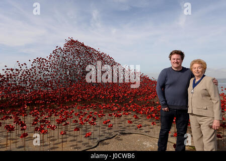 Mohnblumen: Welle ist einer von zwei Teilen der Kunstinstallation „Blood Swept Lands and Seas of Red“. Der Künstler des Werkes Paul Cummins eröffnete heute die Wave-Sektion am Barge Pier in Shoeburyness, Essex, Großbritannien Stockfoto