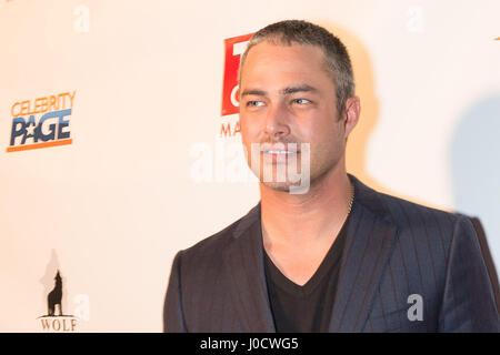 Chicago, Illinois, USA. 10. April 2017. Taylor Kinney abgebildet wie TV Guide Magazine Cover Stars feiert, Taylor Kinney, Jesse Spencer und Chicago Fire am RockIt in Chicago, Illinois am 10. April. 2017 Credit: Cindy Barrymore/Medien Punch/Alamy Live-Nachrichten Stockfoto