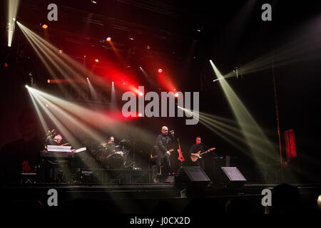 Mailand, Italien. 10. April 2017. Nach vierzig Jahren der italienischen Punkrock-Band DECIBEL hat wurde wiedervereinigt live auf der Bühne Teatro Della Luna während der "Noblesse Oblige Tour" Credit: Rodolfo weitertransferiert/Alamy Live News Stockfoto