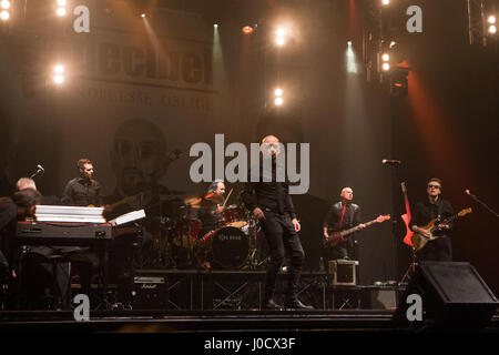 Mailand, Italien. 10. April 2017. Nach vierzig Jahren der italienischen Punkrock-Band DECIBEL hat wurde wiedervereinigt live auf der Bühne Teatro Della Luna während der "Noblesse Oblige Tour" Credit: Rodolfo weitertransferiert/Alamy Live News Stockfoto