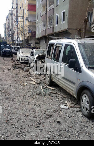 Diyabakir, Türkei. 11. April 2017. Beschädigte Autos sind nach einer Explosion in einem Gebäude in der südöstlichen Provinz Diyarbakir in der Türkei am 11. April 2017 Polizei gesehen. Eine Person wurde getötet und vier weitere verletzt in einer Explosion, die auf ein Gebäude in der südöstlichen Provinz Diyarbakir am Dienstag, das Büro des Gouverneurs angekündigt Bereitschaftspolizei aufgetreten sind. Bildnachweis: Xinhua/Alamy Live-Nachrichten Stockfoto