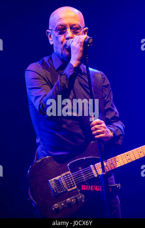 Mailand, Italien. 10. April 2017. Nach vierzig Jahren der italienischen Punkrock-Band DECIBEL hat wurde wiedervereinigt live auf der Bühne Teatro Della Luna während der "Noblesse Oblige Tour" Credit: Rodolfo weitertransferiert/Alamy Live News Stockfoto