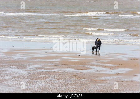 New Brighton, Wirral, Großbritannien. 11. April 2017. Obwohl kühler als das Wochenende, Besucher wagen sich das schöne Wetter zu genießen. © Paul Warburton Stockfoto