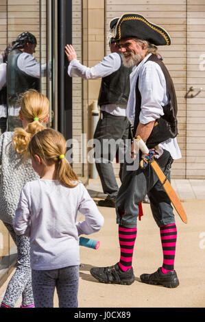 New Brighton, Wirral, Großbritannien. 11. April 2017. Obwohl kühler als das Wochenende, Besucher wagen sich das schöne Wetter zu genießen. © Paul Warburton Stockfoto