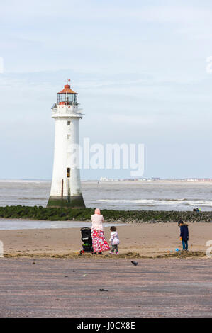 New Brighton, Wirral, Großbritannien. 11. April 2017. Obwohl kühler als das Wochenende, Besucher wagen sich das schöne Wetter zu genießen. © Paul Warburton Stockfoto