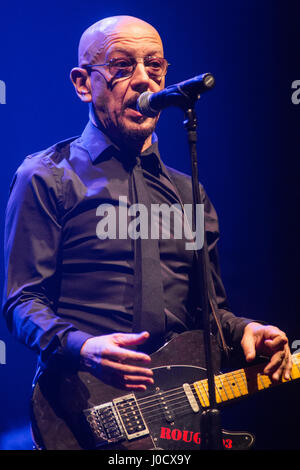 Mailand, Italien. 10. April 2017. Nach vierzig Jahren der italienischen Punkrock-Band DECIBEL hat wurde wiedervereinigt live auf der Bühne Teatro Della Luna während der "Noblesse Oblige Tour" Credit: Rodolfo weitertransferiert/Alamy Live News Stockfoto