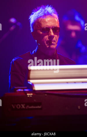 Mailand, Italien. 10. April 2017. Nach vierzig Jahren der italienischen Punkrock-Band DECIBEL hat wurde wiedervereinigt live auf der Bühne Teatro Della Luna während der "Noblesse Oblige Tour" Credit: Rodolfo weitertransferiert/Alamy Live News Stockfoto