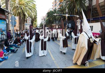 MALAGA, Spanien - 9. April 2017: Unbekannter Menschen zu Fuß in die katholische Prozessionen 9. April 2017 Semena Santa in Malaga fordert, diese Prozessionen sind jedes Jahr am Sonntag vor Ostern Stockfoto