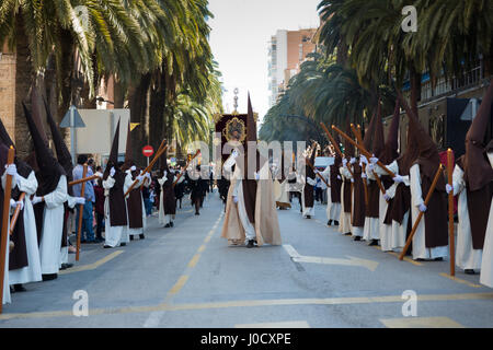 MALAGA, Spanien - 9. April 2017: Unbekannter Menschen zu Fuß in die katholische Prozessionen 9. April 2017 Semena Santa in Malaga fordert, diese Prozessionen sind jedes Jahr am Sonntag vor Ostern Stockfoto