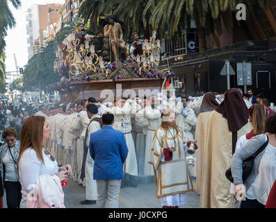 MALAGA, Spanien - 9. April 2017: Unbekannter Menschen zu Fuß in die katholische Prozessionen 9. April 2017 Semena Santa in Malaga fordert, diese Prozessionen sind jedes Jahr am Sonntag vor Ostern Stockfoto