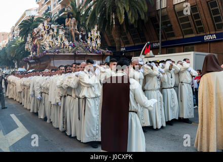 MALAGA, Spanien - 9. April 2017: Unbekannter Menschen zu Fuß in die katholische Prozessionen 9. April 2017 Semena Santa in Malaga fordert, diese Prozessionen sind jedes Jahr am Sonntag vor Ostern Stockfoto