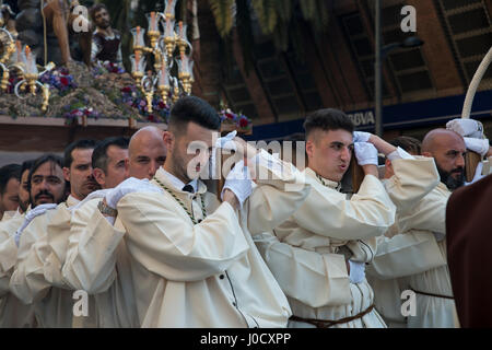 MALAGA, Spanien - 9. April 2017: Unbekannter Menschen zu Fuß in die katholische Prozessionen 9. April 2017 Semena Santa in Malaga fordert, diese Prozessionen sind jedes Jahr am Sonntag vor Ostern Stockfoto