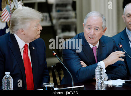 Washington, USA. 11. April 2017. Stephen A. Schwarzman, Chairman, CEO und Mitbegründer von Blackstone spricht, wie US-Präsident Donald Trump während einer strategischen und politischen Diskussion mit CEOs in der Abteilung Staatsbibliothek in Eisenhower Executive Office Building (EEOB) in Washington, DC, 11. April 2017 blickt auf. Bildnachweis: MediaPunch Inc/Alamy Live-Nachrichten Stockfoto