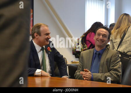 Ed Davey & John Leech besuchen ein Energie-Effizienz-Projekt unter der Leitung von Studenten an Parr Holz High School, Didsbury, Manchester. Stockfoto