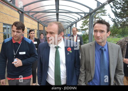 Ed Davey & John Leech besuchen ein Energie-Effizienz-Projekt unter der Leitung von Studenten an Parr Holz High School, Didsbury, Manchester. Stockfoto