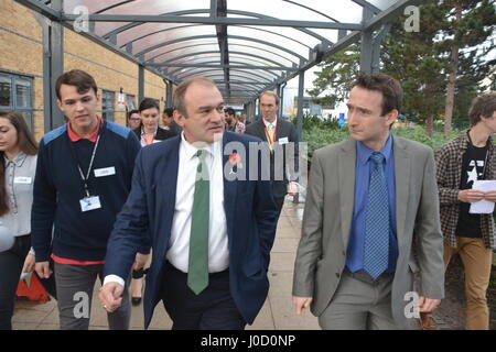 Ed Davey & John Leech besuchen ein Energie-Effizienz-Projekt unter der Leitung von Studenten an Parr Holz High School, Didsbury, Manchester. Stockfoto