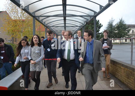 Ed Davey & John Leech besuchen ein Energie-Effizienz-Projekt unter der Leitung von Studenten an Parr Holz High School, Didsbury, Manchester. Stockfoto