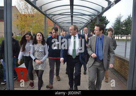 Ed Davey & John Leech besuchen ein Energie-Effizienz-Projekt unter der Leitung von Studenten an Parr Holz High School, Didsbury, Manchester. Stockfoto