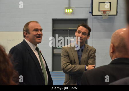 Ed Davey & John Leech besuchen ein Energie-Effizienz-Projekt unter der Leitung von Studenten an Parr Holz High School, Didsbury, Manchester. Stockfoto