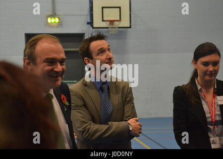 Ed Davey & John Leech besuchen ein Energie-Effizienz-Projekt unter der Leitung von Studenten an Parr Holz High School, Didsbury, Manchester. Stockfoto