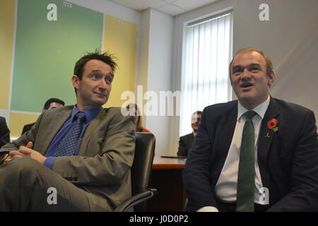 Ed Davey & John Leech besuchen ein Energie-Effizienz-Projekt unter der Leitung von Studenten an Parr Holz High School, Didsbury, Manchester. Stockfoto