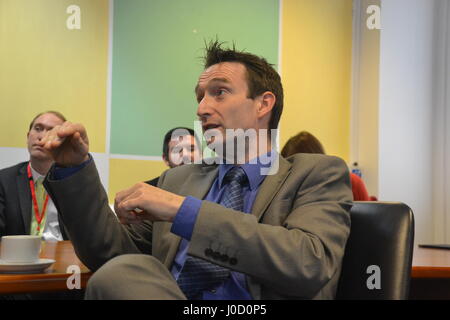 Ed Davey & John Leech besuchen ein Energie-Effizienz-Projekt unter der Leitung von Studenten an Parr Holz High School, Didsbury, Manchester. Stockfoto