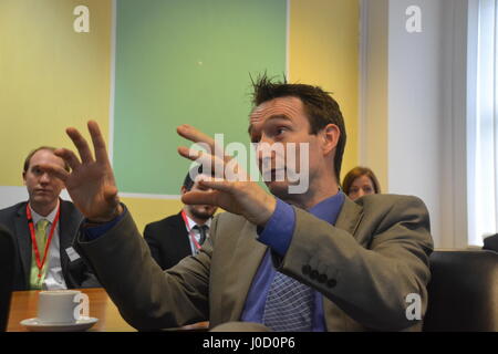 Ed Davey & John Leech besuchen ein Energie-Effizienz-Projekt unter der Leitung von Studenten an Parr Holz High School, Didsbury, Manchester. Stockfoto