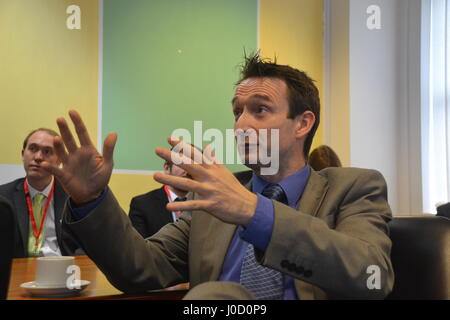 Ed Davey & John Leech besuchen ein Energie-Effizienz-Projekt unter der Leitung von Studenten an Parr Holz High School, Didsbury, Manchester. Stockfoto