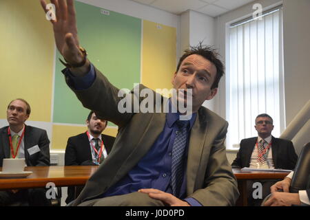 Ed Davey & John Leech besuchen ein Energie-Effizienz-Projekt unter der Leitung von Studenten an Parr Holz Schule, Didsbury, Manchester. Stockfoto