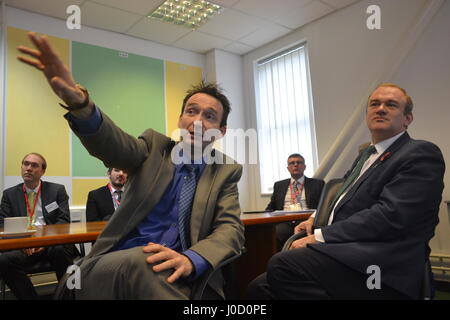 Ed Davey & John Leech besuchen ein Energie-Effizienz-Projekt unter der Leitung von Studenten an Parr Holz Schule, Didsbury, Manchester. Stockfoto