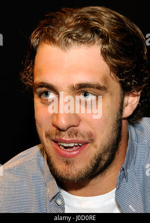 Las Vegas, Nevada, USA. 25. September 2013. Eishockey-Spieler Anze Kopitar von den Los Angeles Kings besucht die Interblock Stand während G2E bei der das Sands Expo and Convention Center auf Mittwoch, 25. September 2013. Kopitar ist der Sprecher für die Gaming-Ausrüstung Herstellung, eine slowenische Gaming-Unternehmen versuchen, in den US-Markt einzudringen. Bildnachweis: David Becker/ZUMA Draht/Alamy Live-Nachrichten Stockfoto